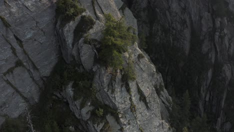 Drohnenluftaufnahme-Eines-Riesigen-Felsens-An-Der-Bergwand,-Schwindelerregende-Aussicht