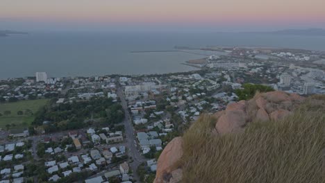 Blick-Auf-Den-Sonnenuntergang-Von-Townsville-Vorort-Vom-Caste-Hill-Lookout-In-Queensland,-Australien