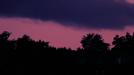 Rosafarbener-Himmel-Während-Des-Sonnenuntergangs-Im-Dorf-Auf-Dem-Land