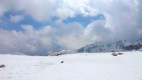 Wolkenzeitraffer-über-Schneekappen-Himalaya-Bergen-Am-Morgen-Video-Wird-Im-Himalaya-Aufgenommen
