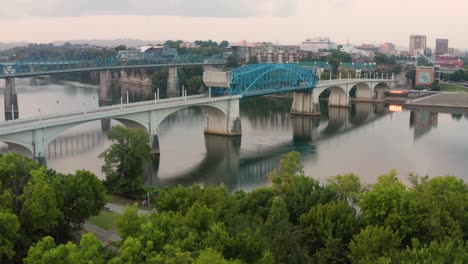 Walnut-St-and-Market-St-Bridges-across-Tennessee-River-in-Chattanooga
