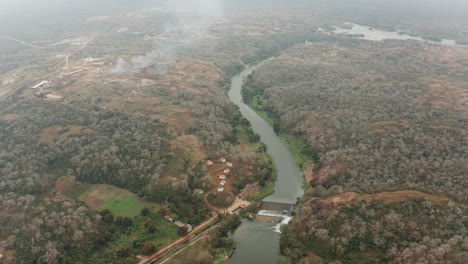 über-Einen-Fluss-Hinabfahren,-Damm-An-Einem-Fluss-In-Angola,-Afrika-1