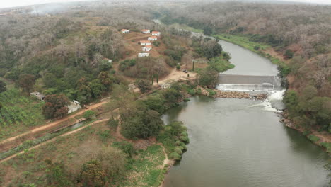 Fahrt-über-Einen-Fluss,-Damm-An-Einem-Fluss-In-Angola,-Afrika