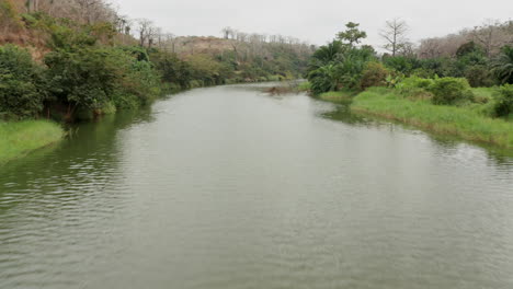 Reisen-Vorne-über-Einen-Fluss,-Damm-An-Einem-Fluss-In-Angola,-Afrika