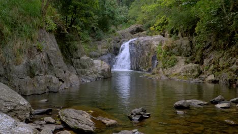 Wasserfall---Unberührtes-Wasser,-Das-Von-Kristallkaskaden-In-Qld,-Australien,-In-Einen-Süßwasserbach-Fließt