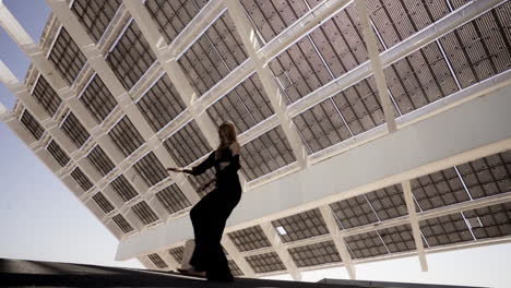 Baile-De-Ballet-De-Salto-Libre-En-El-Panel-Solar-Del-Foro-De-Barcelona