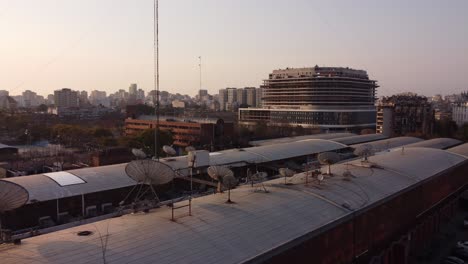 5g-Basisstation-Auf-Dem-Dach,-Die-Mit-Einer-Telekommunikationsturmantenne-Bedeckt-Ist,-Die-Mikrowellenstrahlung-Und-Umweltverschmutzung-Erzeugt
