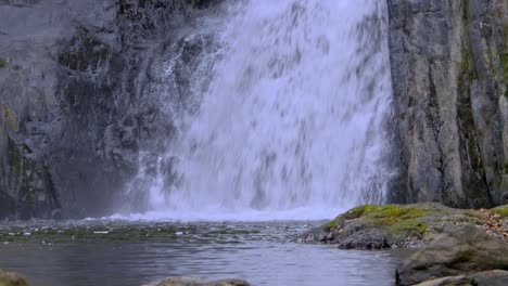 Kristallkaskaden,-Die-In-Das-Süßwassertal-Fließen---Wasserfall-Im-Hohen-Norden,-Cairns,-Qld,-Australien