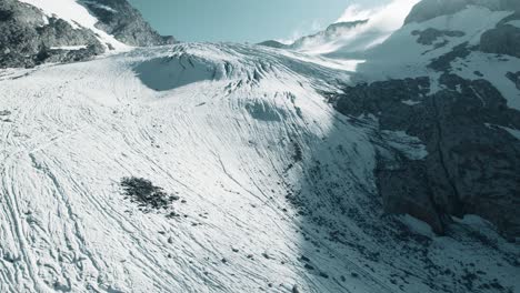 Imágenes-Aéreas-De-Un-Glaciar-En-Los-Alpes-Con-Grietas