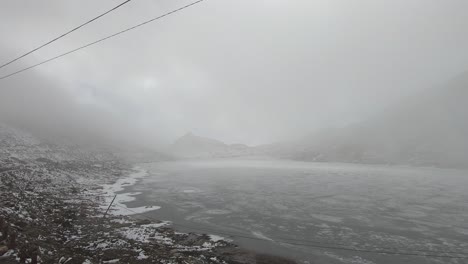 Wolkenbewegung-über-Dem-Zugefrorenen-Sela-See-Mit-Schneekappenbergen-Am-Morgen-Das-Video-Wird-In-Sela-Tawang,-Arunachal-Pradesh,-Indien,-Aufgenommen