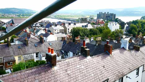 über-Den-Dächern-Von-Wohnhäusern-In-Conwy-Castle-Stadtbild-Steinwallmauern