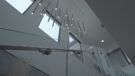 Minimalistisches-Innendesign-Mit-Fenstern-Und-Lampen-über-Einer-Treppe