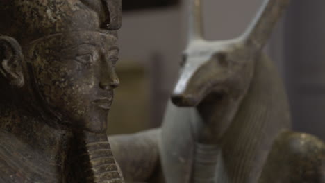 Rack-Fokus-Von-Antiken-Statuen-Anubis-Bis-Pharao-Im-ägyptischen-Museum