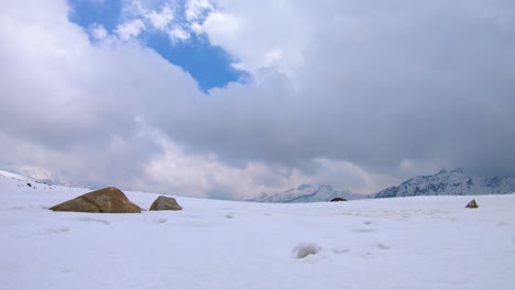 Wolkenzeitraffer-über-Schneekappen-Himalaya-Bergen-Am-Morgen-Video-Wird-Im-Himalaya-Aufgenommen