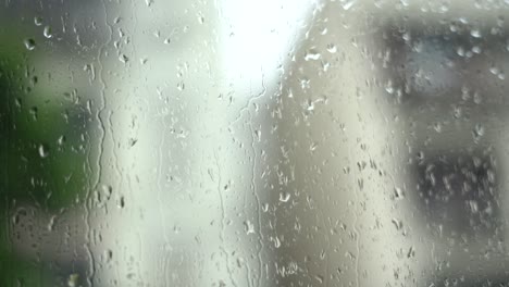 Regenwasser-Auf-Fahrendem-Autoglasfenster-Tropft-Filmische-B-Rolle