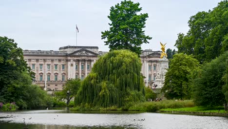 Malerischer-Blick-Auf-Den-Buckingham-Palace-Und-Das-Victoria-Memorial-Gegenüber-Der-St