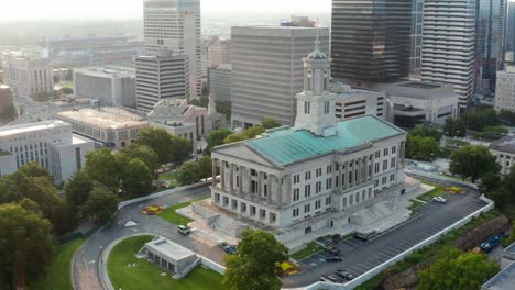 Tennessee-state-capitol-building-in-Nashville-TN,-USA