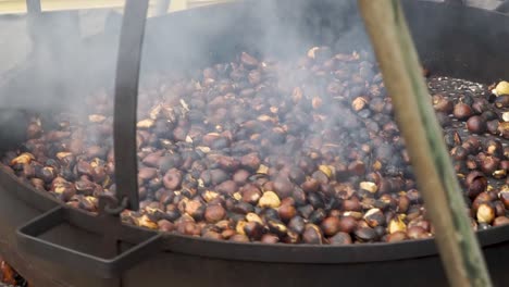 roasting-chestnuts,-roasted-chestnuts-on-a-traditional-way