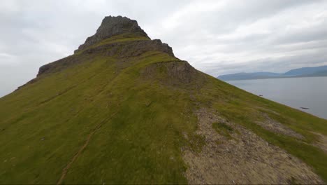 Proximidad-De-Drones-Fpv-Volando-Cuesta-Arriba-Sobre-El-Monte-Kirkjufell-En-Islandia