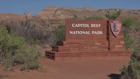 Señalización-Del-Parque-Nacional-Capitol-Arrecife-En-La-Entrada-En-Utah,-Estados-Unidos