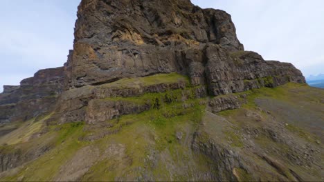 Fpv-drohnen-näherungsflug-Auf-Einen-Steilen-Berg-In-Island