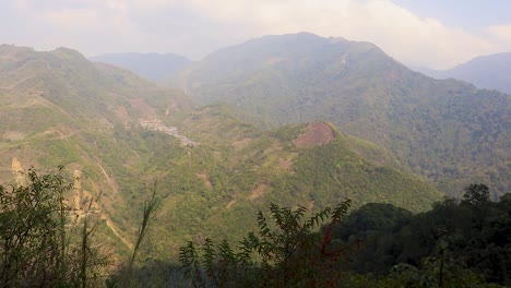 Cordillera-Con-Densos-Bosques-Verdes-Por-La-Mañana-Desde-Un-ángulo-Plano