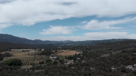 Asentamiento-Agrícola-En-Las-Montañas-De-Alcoi,-Valencia,-España,-Toma-Aérea