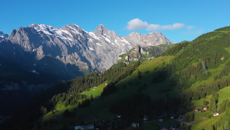 Breite-Rotierende-Drohnenaufnahme-Der-Schweizer-Alpen-Und-Mürren-Im-Berner-Oberland-Der-Schweiz