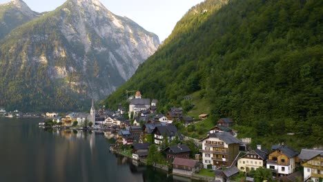 Beautiful-View-of-Famous-Austrian-Village-of-Hallstatt,-Austria