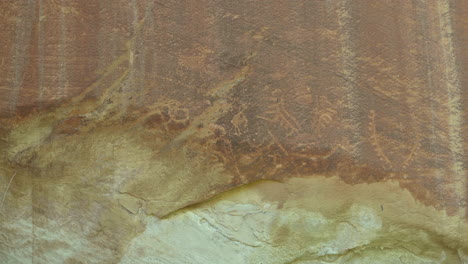 Petroglifos-Antiguos-En-Paneles-De-Roca-En-El-Parque-Nacional-Capitol-Arrecife,-Utah,-Estados-Unidos