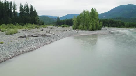 Flacher-Fluss,-Der-Auf-Tälern-Des-Gifford-Pinchot-National-Forest,-South-Washington,-Vereinigte-Staaten-Fließt
