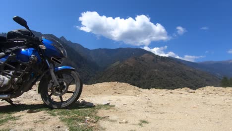 Motorrad-Im-Himalaya-Gebirge-Mit-Wolkenzeitraffer-Und-Blauem-Himmel-Am-Morgen-Aus-Flachem-Winkel