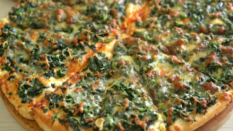 Spinat-Käse-Pizza-Auf-Holztablett---Vegane-Und-Vegetarische-Küche