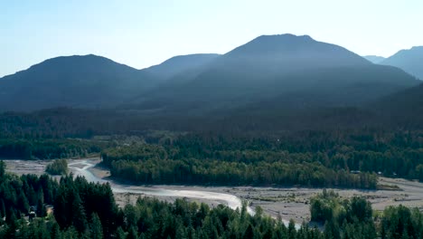 Cowlitz-Fluss-Mit-Dichtem-Laub-Im-Gifford-Pinchot-National-Forest-In-Washington,-Usa