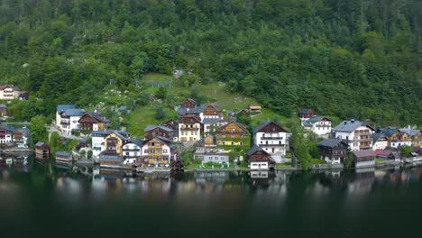 Aerial-Push-In-Toward-Traditional-Austrian-Alpine-Homes-in-Hallstatt,-Austria-on-Lake-Hallstatt