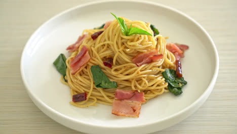 Stir-Fried-Spaghetti-With-Dried-Chili-And-Bacon