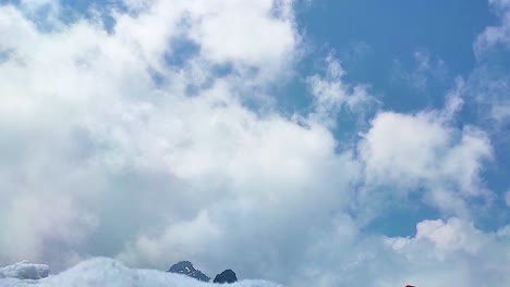 Schwere-Wolkenbewegungen-Mit-Himalaya-gebirgshintergrund-Am-Morgen-Aus-Einem-Flachen-Winkelvideo-Wird-Am-Sela-Pass-Tawang-Indien-Aufgenommen