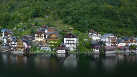Aerial-Shot-of-Traditional-Austrian-Vintage-Homes-in-Hallstatt,-Austria