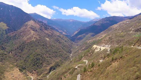 Valle-De-Montaña-Con-Camino-Sinuoso-Y-Cielo-Azul-Brillante-En-Un-Día-Soleado-Desde-El-Video-Superior-Se-Toma-En-Baisakhi-Arunachal-Pradesh-India