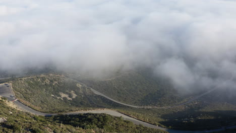 Mar-De-Nubes-Flotando-Al-Lado-De-La-Colina-En-El-Lago-Cristalino,-Parque-Nacional-De-Los-Estados-Unidos
