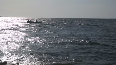 Barcos-De-Pesca-Cruzando-El-Mar-Por-La-Tarde