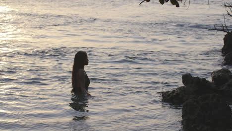 Lateinisches-Mädchen-Bei-Sonnenaufgang-Badet-In-Ruhigem-Frühmorgendlichem-Küstenmeerwasser,-Statischer-Schuss