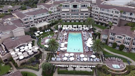 Aerial-Pan-Up-of-Fancy-Beachside-Montage-Resort-in-Laguna-Beach,-California
