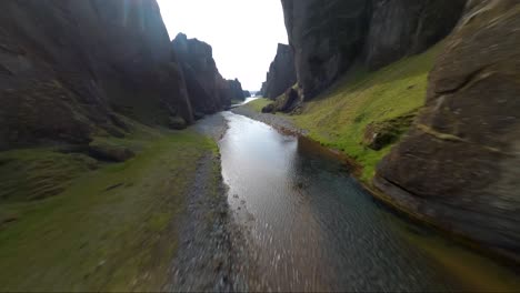 Vuelo-De-Proximidad-De-Drones-Fpv-De-Baja-Altitud-Sobre-Un-Río-Que-Atraviesa-Un-Cañón-En-Islandia