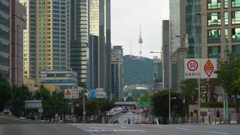 Vista-Panorámica-Lejana-Entre-Los-Edificios-De-La-Torre-N-De-Seúl-En-La-Montaña-Namsan-Desde-El-Centro-De-La-Ciudad-De-Seúl-En-Corea-Del-Sur