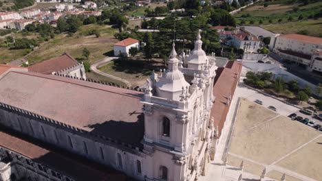 Tiro-Inclinado-Hacia-Abajo,-Detalles-De-La-Fachada-Del-Famoso-Monumento-Gótico-Monasterio-De-Alcobaca,-Leiria-Portugal