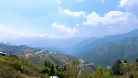 El-Lapso-De-Tiempo-Del-Valle-De-La-Montaña-Con-El-Cielo-Azul-Brillante-En-La-Mañana-Se-Toma-Un-Video-De-ángulo-Plano-En-Tawang-Arunachal-Pradesh-India