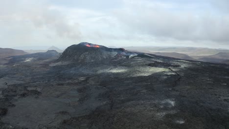 Fagradalsfjall-Vulkan-In-Island,-Der-Heiße-Geschmolzene-Lava-Ausbricht