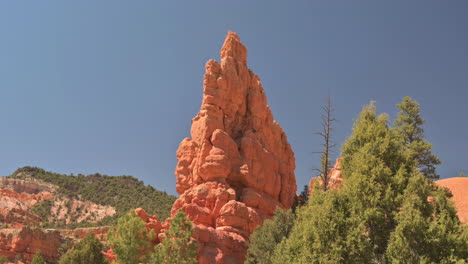 Eine-Natürliche-Felsformation-Aus-Red-Rock-Hoodoo-In-Red-Canyon,-Utah---Nach-Oben-Geneigter-Schuss