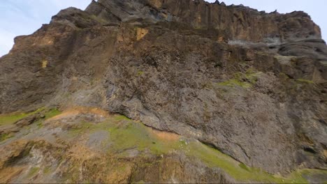 Fpv-drohne,-Die-Während-Des-Annäherungsfluges-In-Island-Einen-Steilen-Berggipfel-Erreicht